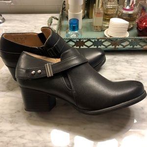 Naturalizer Soul black ankle boots